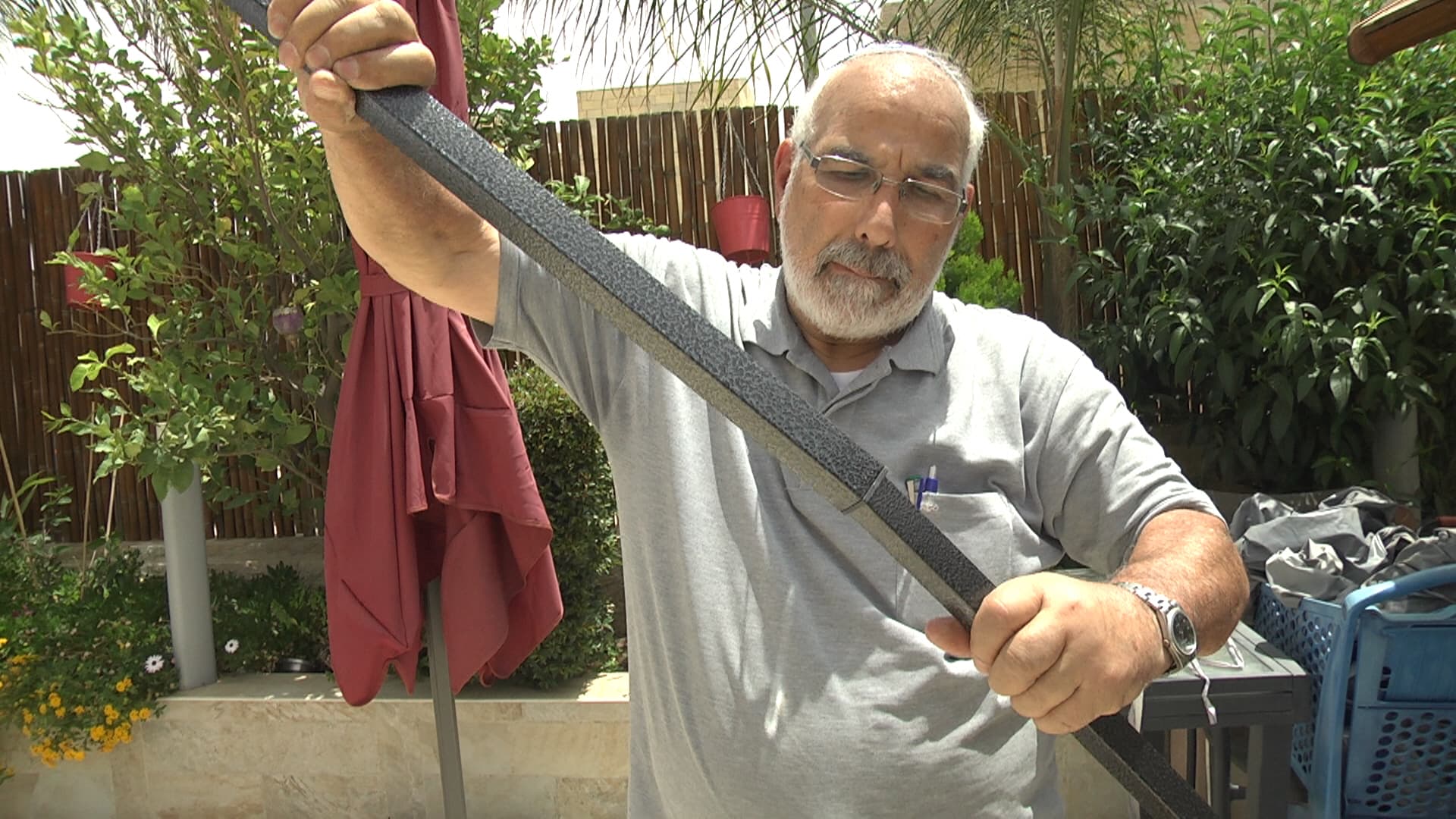 1. יש לחבר את המוטות הרחבים אחד לשני ע"י מוט צר ביניהם ולקבל מוט באורך 3 מטר. (סה"כ 16 מוטות רחבים, ו-8 מוטות צרים) יש לסדר ארבע מהמוטות על הרצפה במיקום הרצוי.