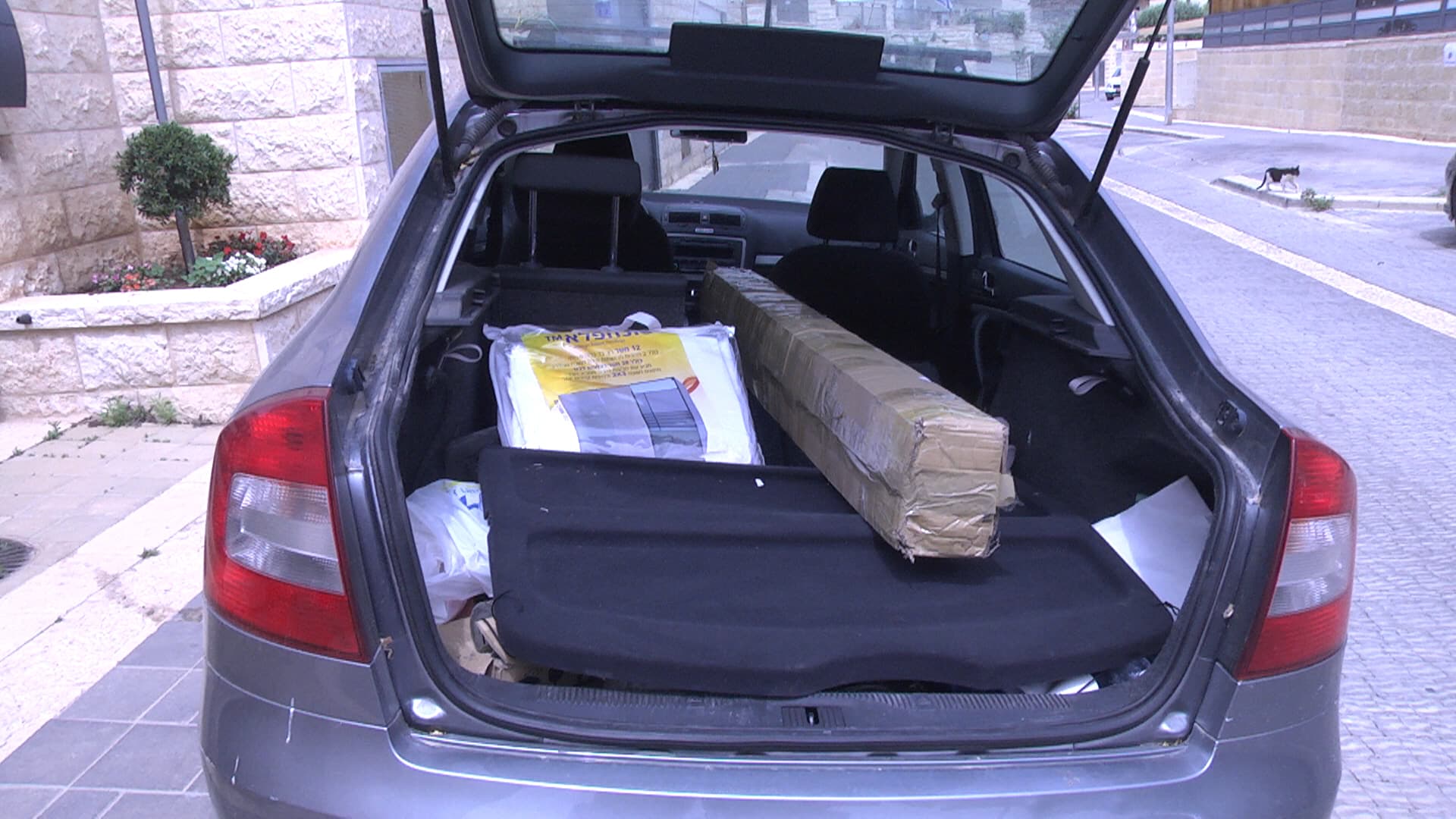 * את הסוכה ניתן להוביל ברכב פרטי. הסוכה קלה לנשיאה.