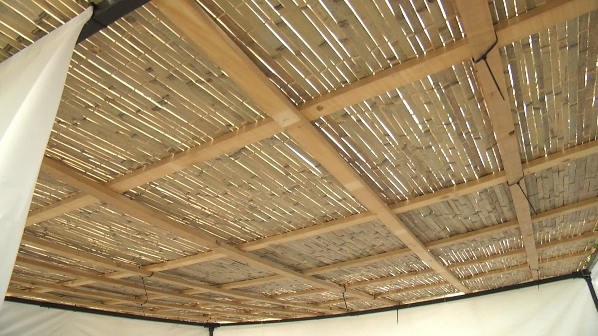 הוראות אזהרה:
1. אין להעמיס על הגג עצים וצמחים כבדים אלא סכך לנצח בלבד (במבוק \ רפיה)
2. בשטחים פתוחים לרוחות, יש לקבע את הסוכה למקום יציב.