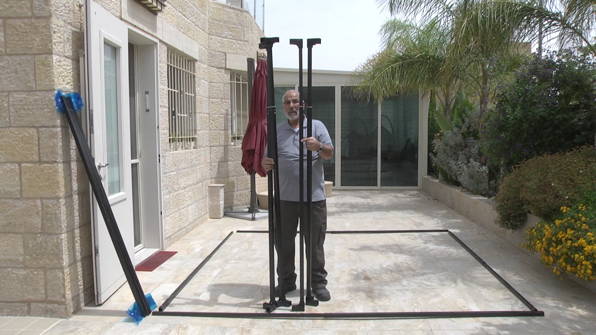 2. יש להעמיד את ארבעת מוטות המסגרת. (המוטות עם הפלסטיקים הלבנים)