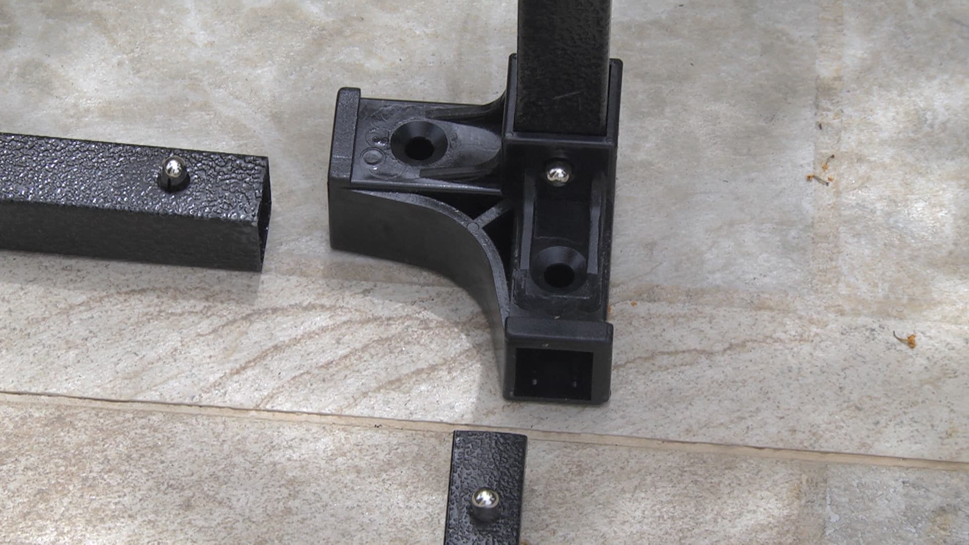 4. יש לחבר את ארבעת מוטות המסגרת למסגרת התחתונה.