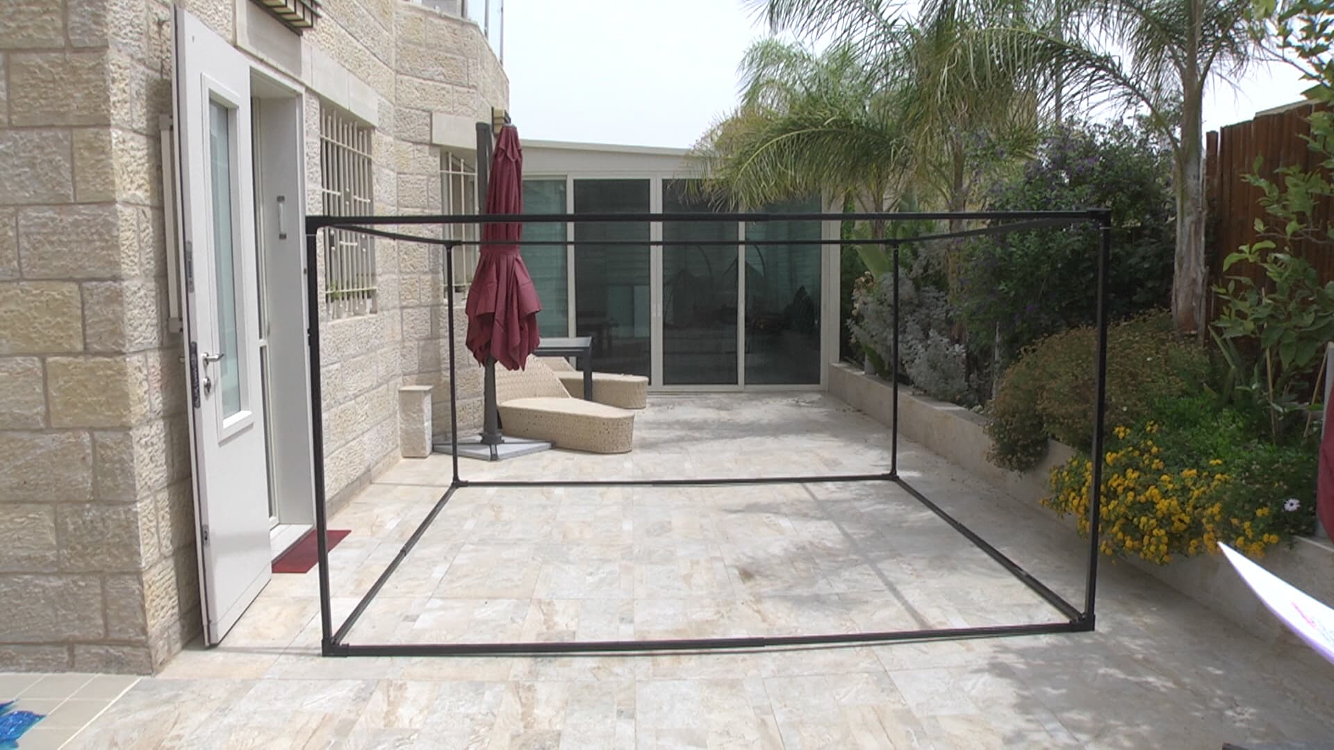 5. יש לחבר את ארבעת המוטות הנוספים למחברים העליונים של מוטות המסגרת.