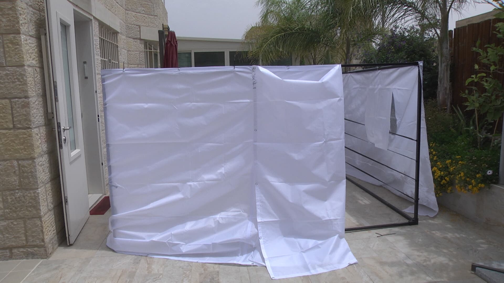 7. יש למתוח את הבד סביב הסוכה ולחברו בעזרת אזיקונים למוטות העליונים.