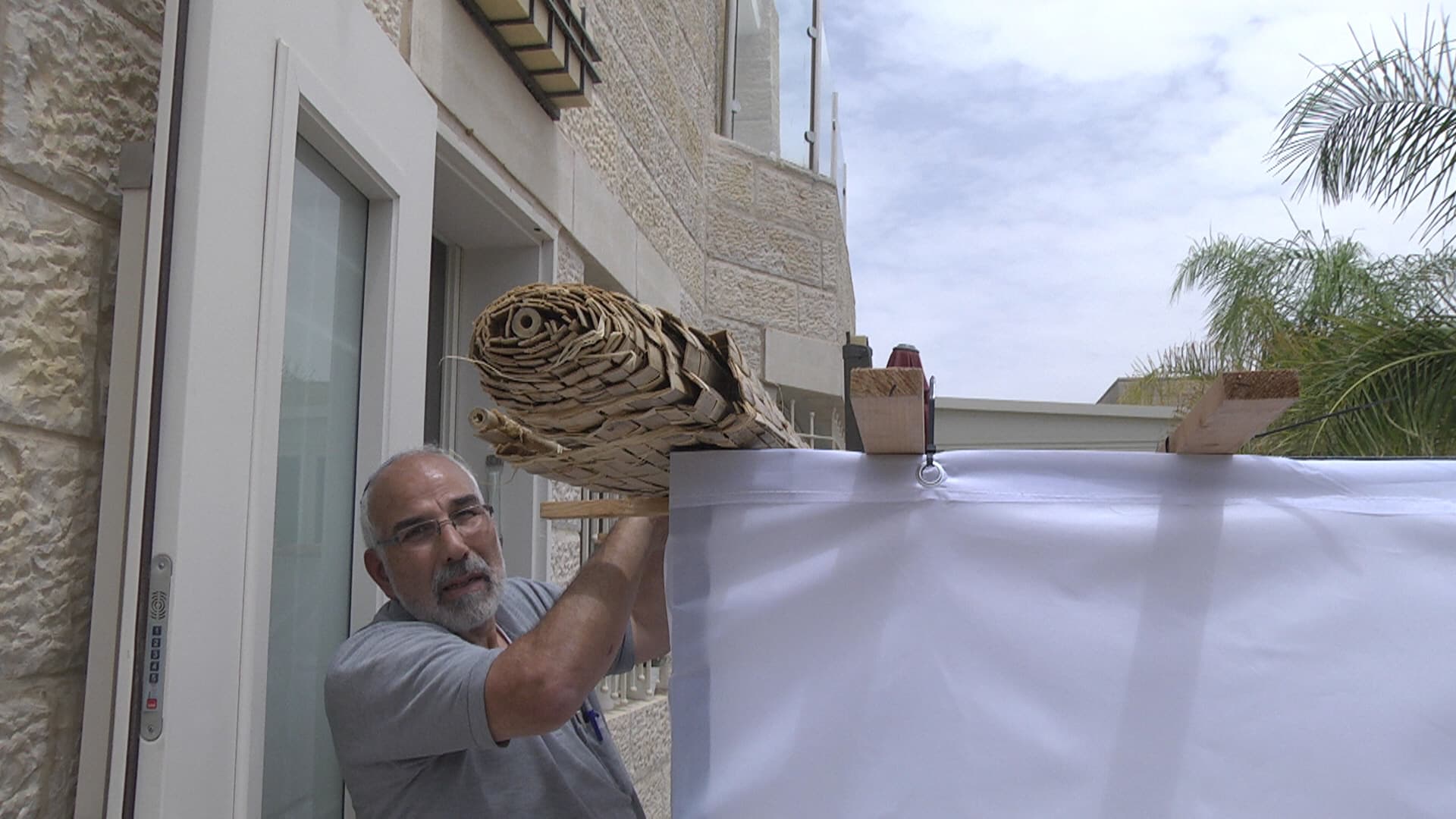 הערה: בשלב זה מומלץ להוסיף את סכך הסוכה ולחברו בעזרת אזיקונים.